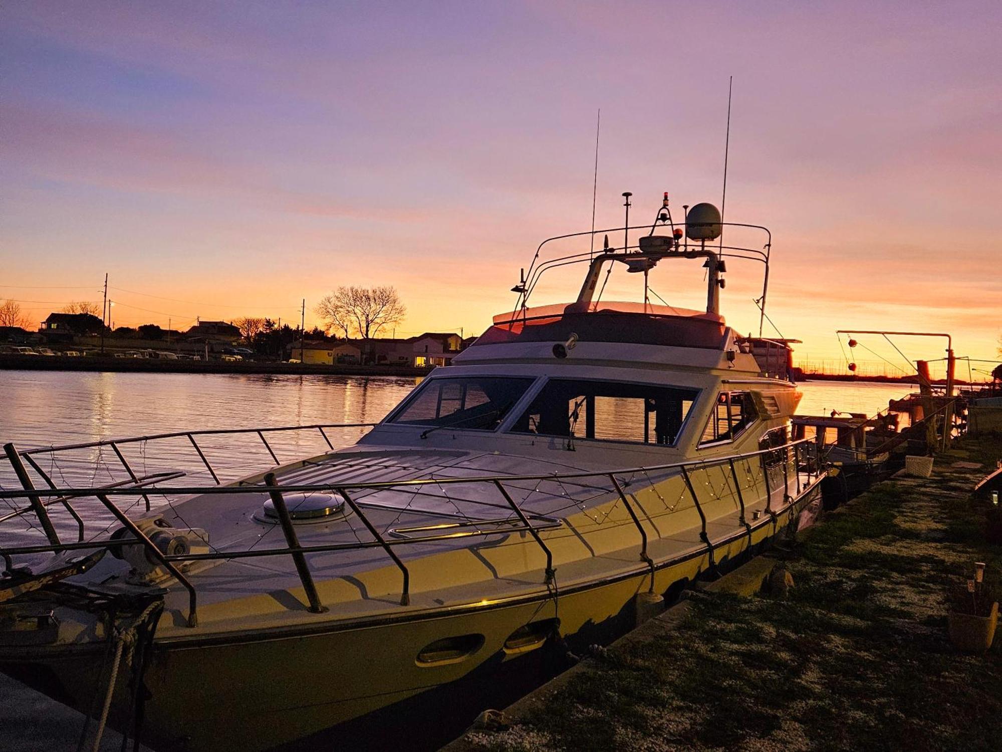 Nuit Insolite Bateau A Quai - Port Saint Louis Du Rhone Экстерьер фото